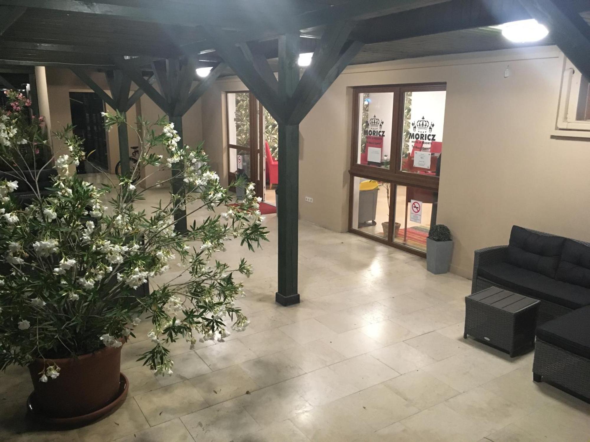 Fenyves Hotel 鲍洛通费尼韦什 外观 照片