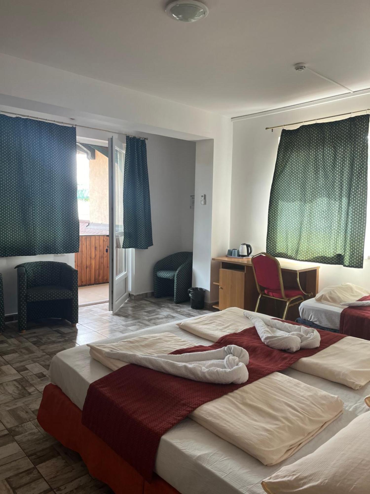 Fenyves Hotel 鲍洛通费尼韦什 外观 照片